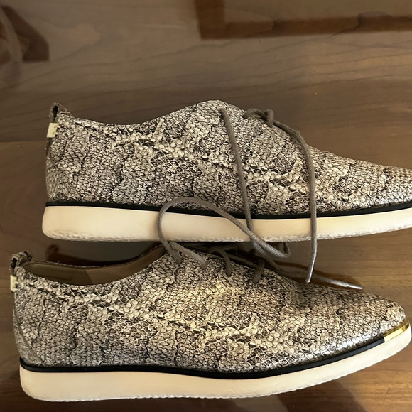 Cole Haan Women's Snake Skin Textured Black Lace-Up Flats - Picture 4 of 6